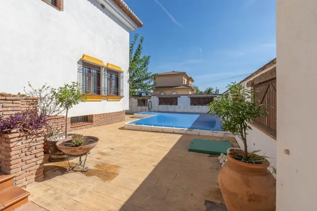 ¡¡ Impresionante chalet dividido en dos viviendas con piscina y zona ajardinadas !! — 4