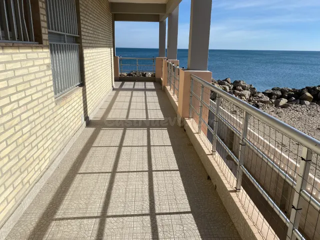 Excelente chalet en primera línea de la playa del Brosquil e - foto 3