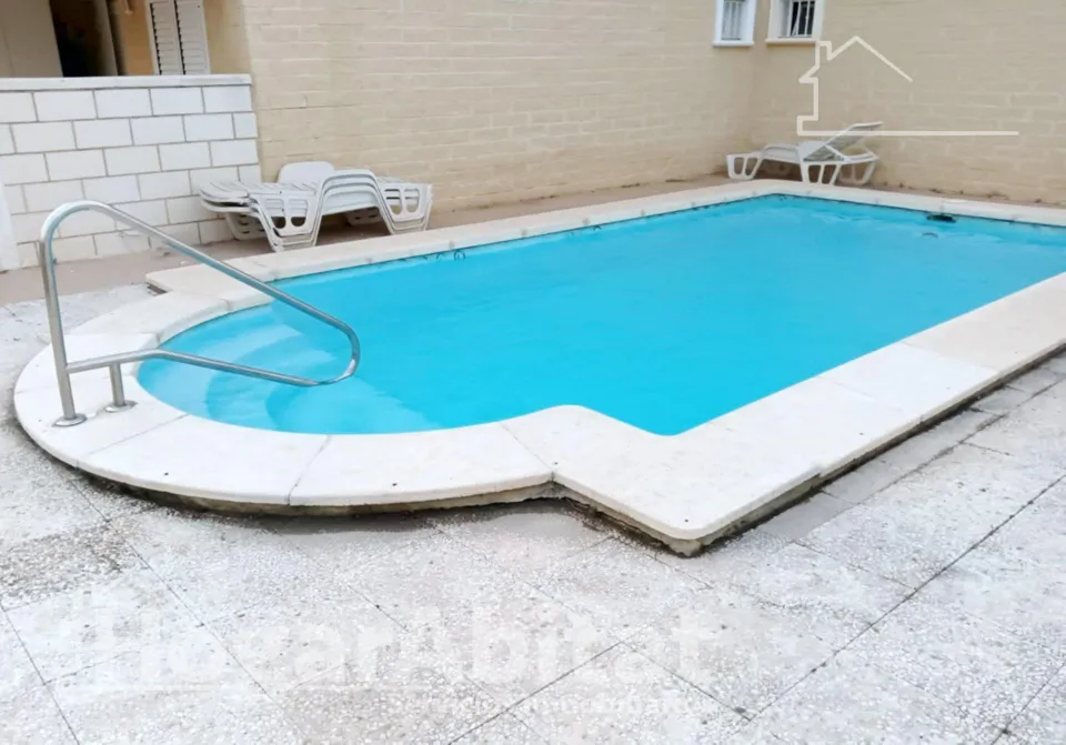 ADOSADO CON PISCINA, GARAJE Y DOS TERRAZAS CERCA DE LA PLAYA