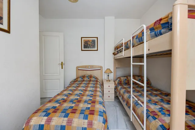Apartamento de tres dormitorios y dos baños en residencial Duquesa Beach, primera línea de la playa de los locos — 22