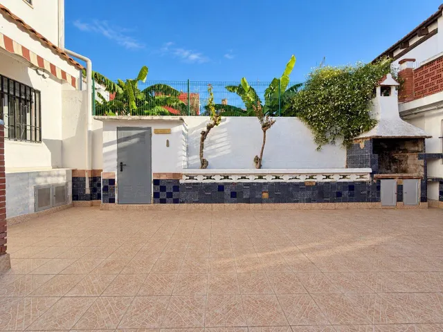 ADOSADO CON GRAN PATIO, TERRAZA Y GARAJE EN MASSARROJOS, JUN - foto 3