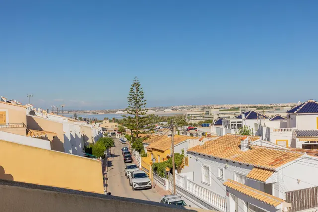 Dúplex reformado en Los Balcones: sol, comodidad y ubicación estratégica — 37