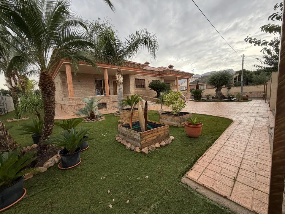 Chalet independiente con 400 m2 construidos, gran parcela y garaje