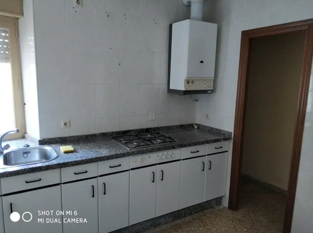 SE VENDE PISO EN EL CENTRO, 3 HAB., SALÓN, COCINA, BAÑO, TRASTERO, 2º SIN ASCENSOR. — 2