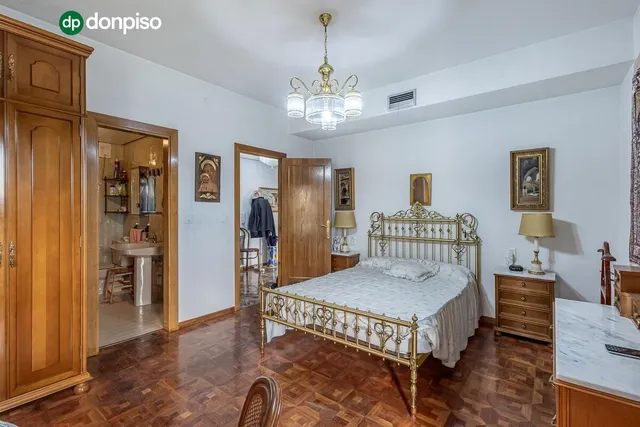 Pisazo en paseo del salón - Granada — 15
