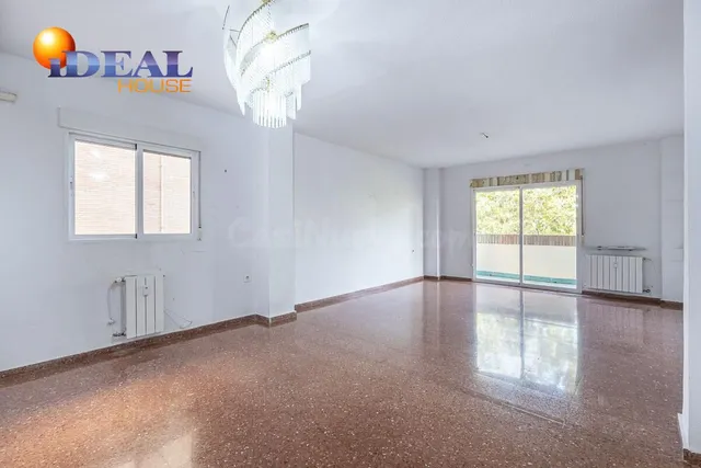 Piso con plaza de garaje cerrada junto a La Inmaculada, frente al río Genil. — 3