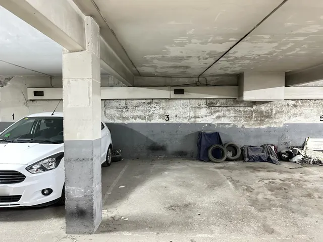 Plaza de parquing de coche mediano
