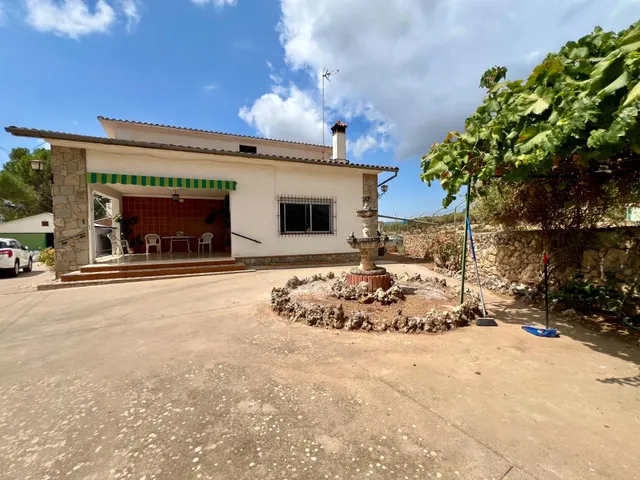 E.  FINCA CON PISCINA, HUERTO, POZO Y VIVIENDA DE 3 PLANTAS — 10
