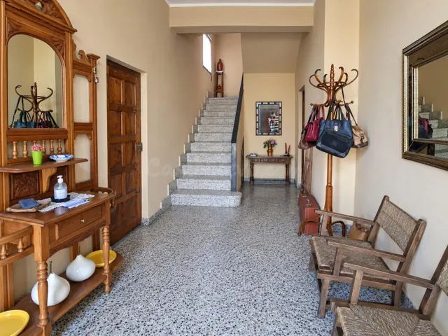 Casa con local comercial, garaje y patio en la gargantada, lieres. ¡vivienda y negocio en un mismo inmueble! — 2