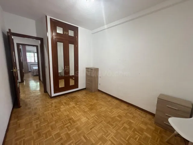 Poligono Residencial. Piso AMUEBLADO con 3 dormitorios y 2 baños . Piscina comunitaria. Garaje. — 5