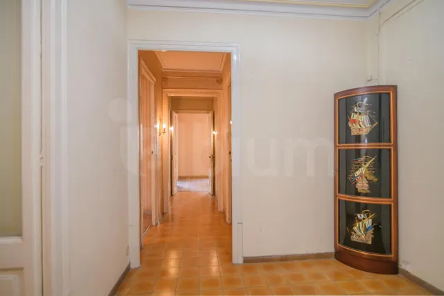 Espectacular vivienda esquinera con siete balcones frente al Mercat del Born — 33