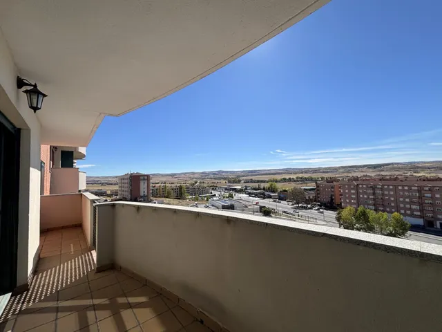 Luminoso piso con terraza y vistas despejadas en la zona Universidad — 15