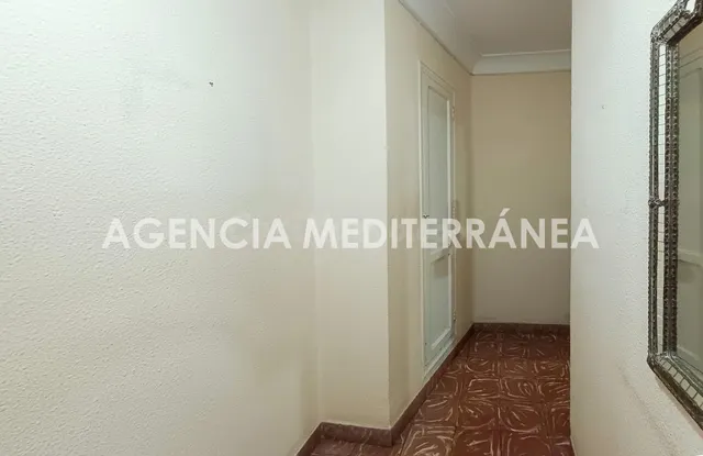 ¡Gran oportunidad de inversión en En Corts! Piso exterior con balcón y muchas posibilidades — 4