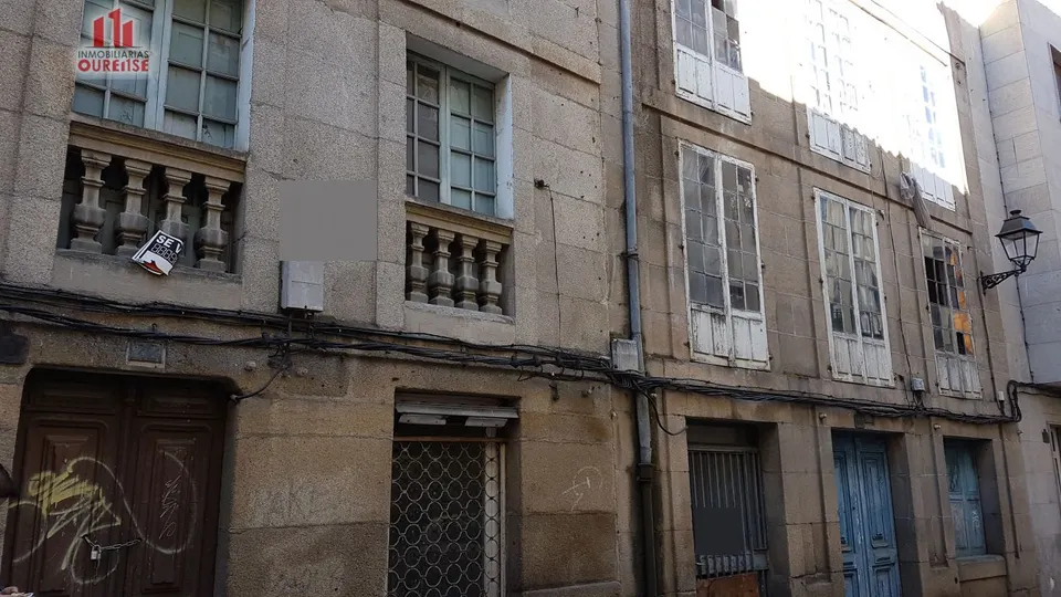 EDIFICIO MUY PRÓXIMO AL POSÍO.