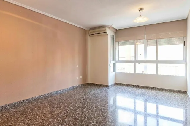 Amplia vivienda de 4 dormitorios con garaje, trastero y metro a pocos minutos — 33