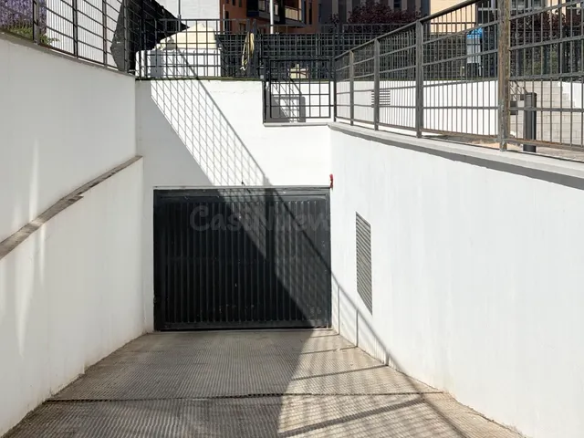 AMPLIA PLAZA DE GARAJE PARA SUV, BERLINA O COCHE Y MOTO JUNT - foto 4