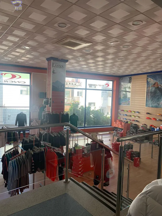 SE VENDE LOCAL COMERCIAL — 3