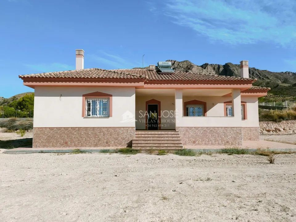 SE VENDE CHALET DE OBRA NUEVA AL LADO DEL PUEBLO DE MACISVENDA-ABANILLA
