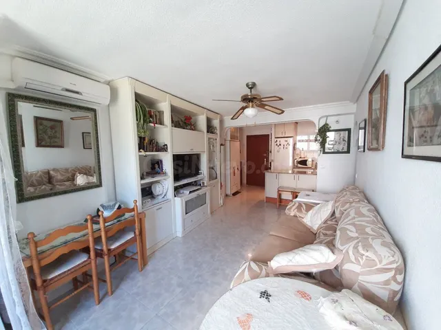 Apartamento de un dormitorio, baño y aseo en 2ª línea playa  - foto 2