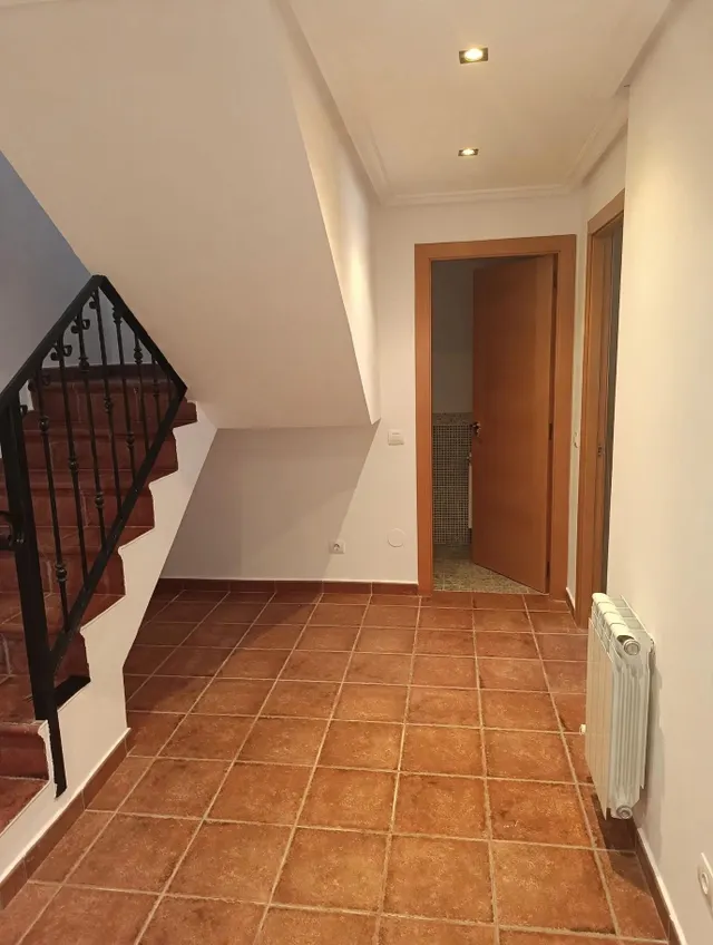 Se vende dúplex con terraza de 32 m2, cocina con despensa, salón con acceso a terraza, 3 hab., 2 baños, aseo, ascensor, trastero y plaza de garaje. — 7