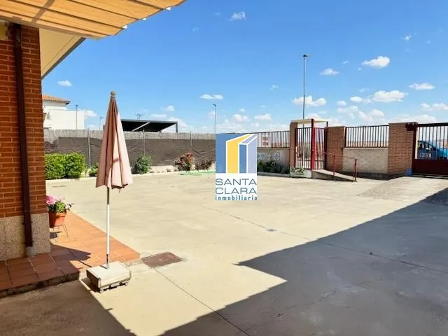 CASA EN VENTA CON 3 DORMITORIOS, 2 BAÑOS, 2 GARAJES Y PATIO  - foto 3