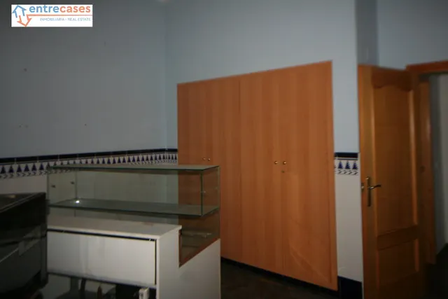 PLANTA BAJA ESQUINERA, ZONA CALLE CALVARIO, SE VENDE COMO LOCAL COMERCIAL O PLANTA BAJA. — 2