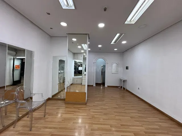 Local comercial en Paseo de Cánovas. Oportunidad!! - foto 4