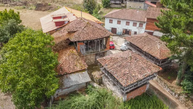 Casa con hórreo y finca edificable en Godán - foto 2