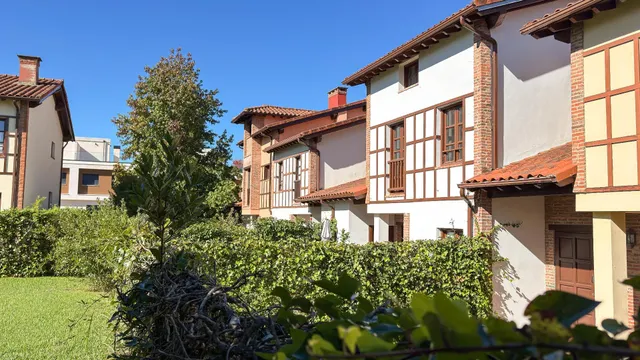 CHALET CON JARDIN Y GARAJE EN COMILLAS — 50