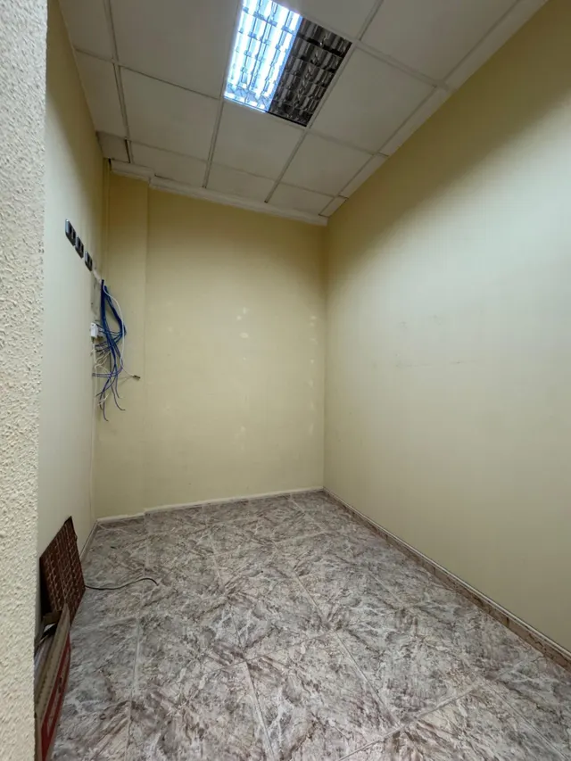 Local de 180 m2 en Barrio Peral. — 13
