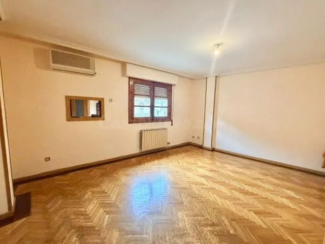 Amplio Piso en el Casco Histórico con Terraza y Garaje — 5