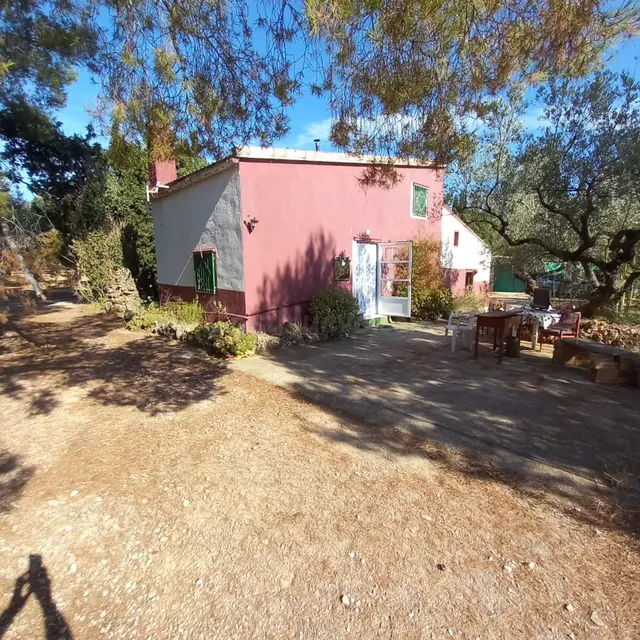 CASA DE CAMPO CON 54.511 m2 DE TERRENO Y OLIVOS EN PRODUCCIÓ