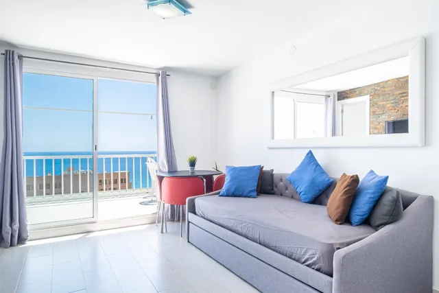 Ático en segunda línea de playa Poniente con vistas panorámicas al mar, a la playa y a la ciudad. — 22