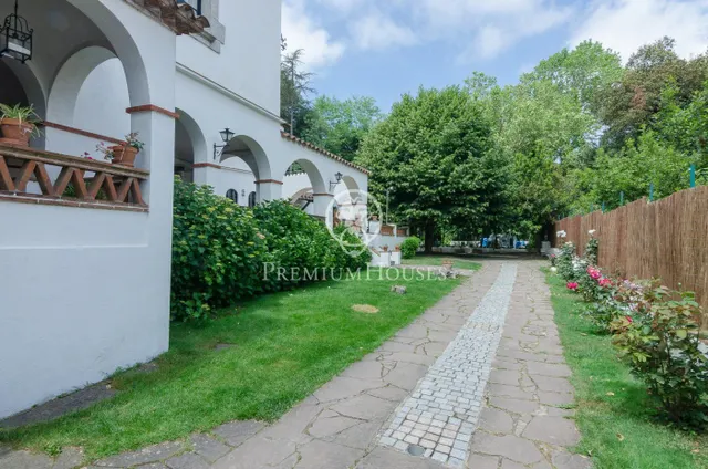 Masía céntrica en venta en Orrius, con negocio en funcionamiento (hostelería) — 41