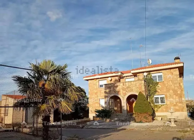 CHALET EN CALZADA DE VALDUNCIEL — 18