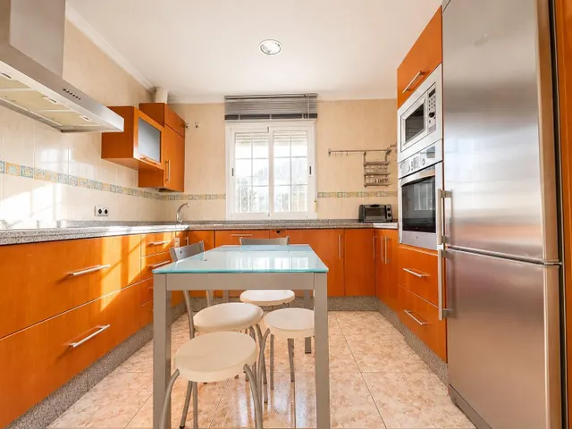 CASA INDEPENDIENTE CON 966 M/2 DE PARCELA EN NUEVO HIGUERON . — 22