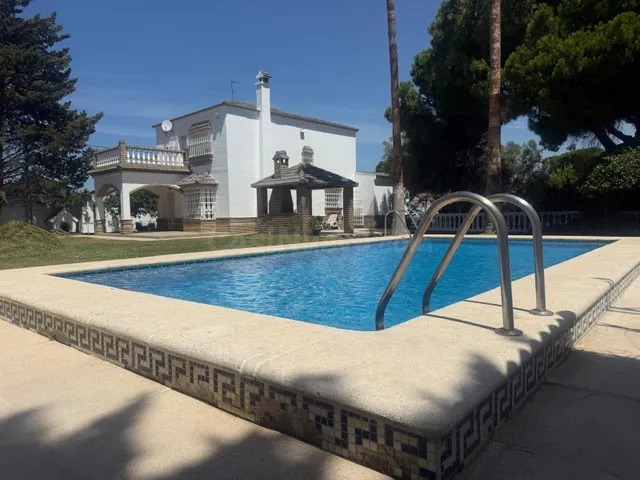 Encantador chalet rústico con piscina privada y amplia parcela — 3