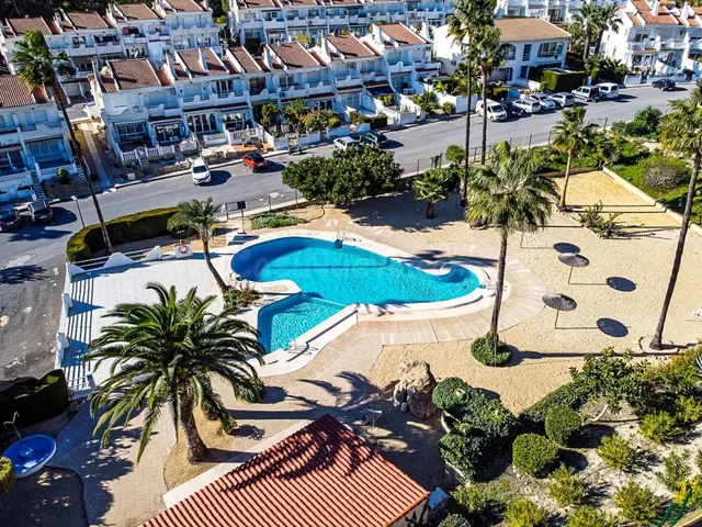 Adosado reformado de tres habitaciónes más apartamento con parking y piscina comunitaria. — 31