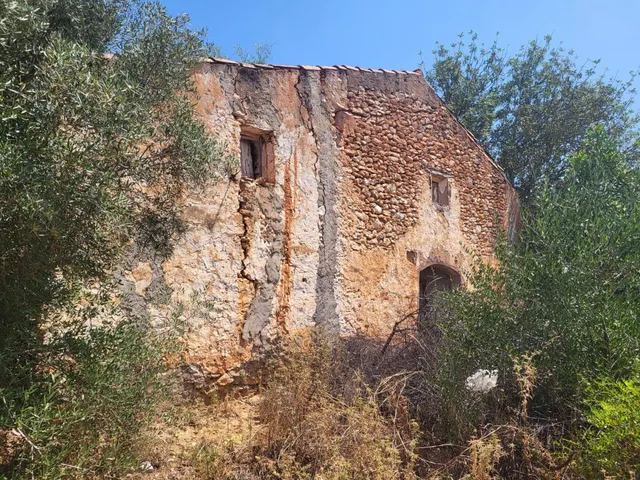 MASIA PARA REFORMAR CON TERRENO EN TÉRMINO DE VALL D'ALBA, LUZ Y AGUA CERCA — 2