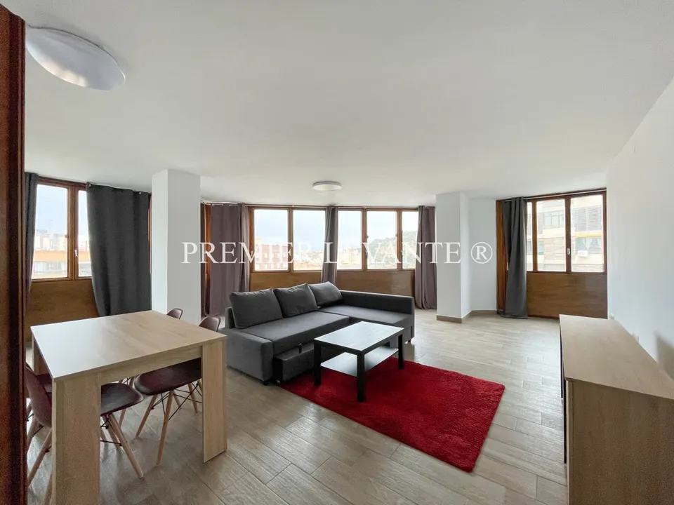 Vivienda en Centro, 4 hab y 2 baños, reformada, con ascensor.