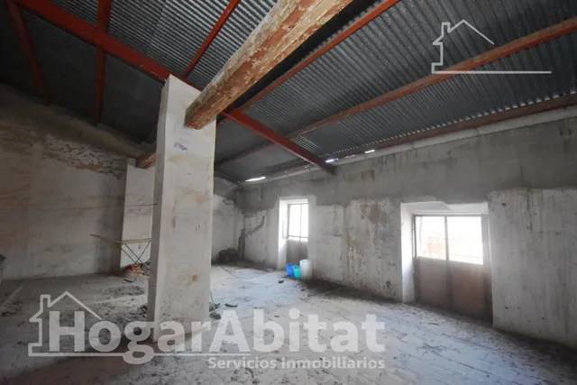 Extraordinaria finca con local comercial y múltiples posibilidades de reconversión a reformar en pleno centro — 27