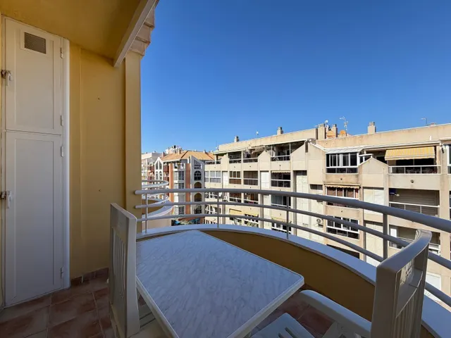 Ático con vistas al mar en av. de las habaneras con vistas al mar. 2 dorm. 1 baño. superficie de 79 m2. — 35