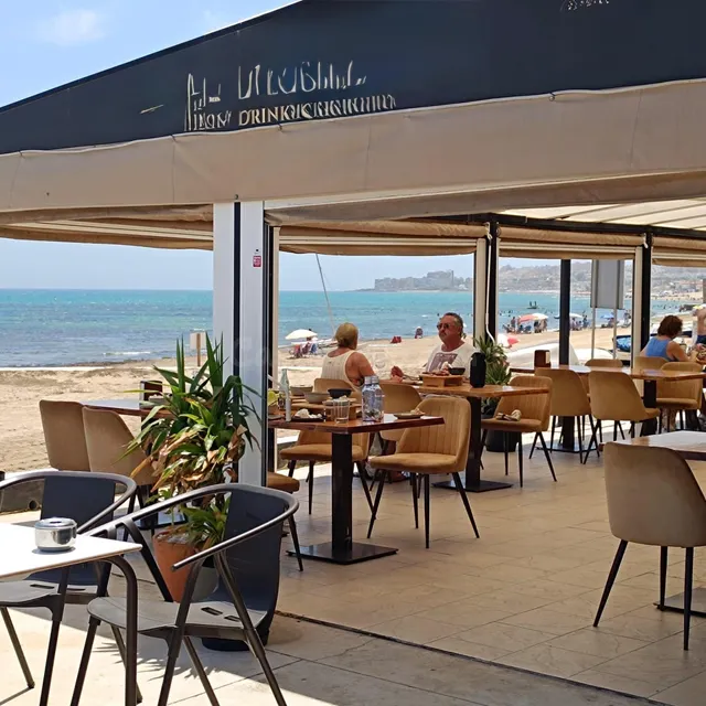 Local comercial en primera línea de La Mata con gran terraza privativa y rentabilidad inmediata — 2