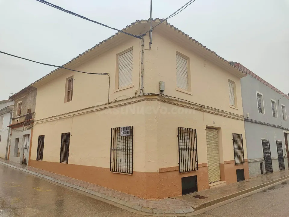 CASA EN EL CENTRO DE MONTEALEGRE DEL CASTILLO