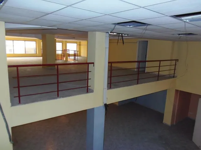 Se alquila local comercial con mucha fachada, muy cerca de El Corte Inglés y Parque Ribalta, frente — 23