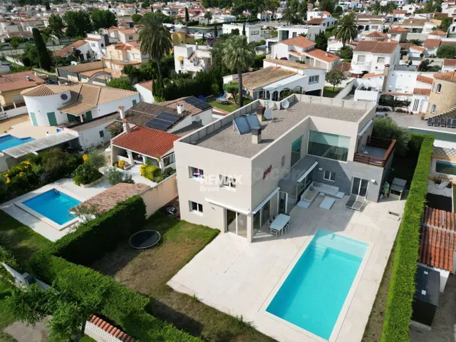 Empuriabrava | Exclusiva villa contemporánea con piscina pri