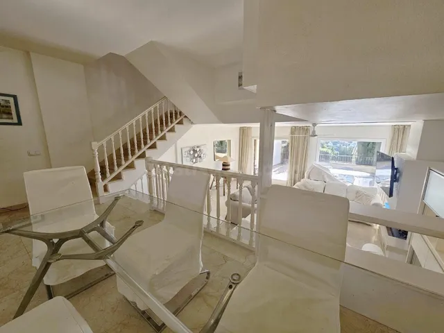 Casa adosada con piscina propia y zona comunitaria, excelent - foto 4