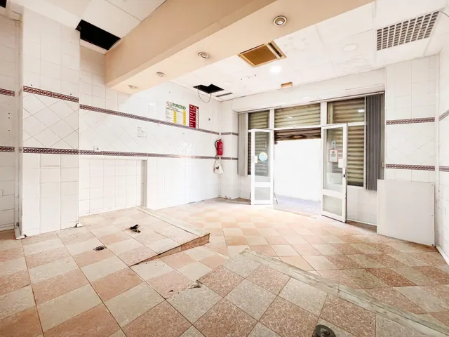 LOCAL COMERCIAL EN CÁDIZ CON MUCHAS POSIBILIDADES — 9