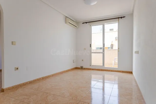 Ático de 2 dormitorios con piscina comunitaria en el corazón - foto 2