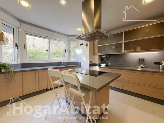 ¡CERCA DE LA PLAYA! PRECIOSA CASA CON GARAJE, ASCENSOR, DOS  - foto 3